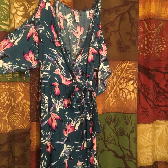 Cute tropical wrap cold shoulder dress - Picture 2 of 6